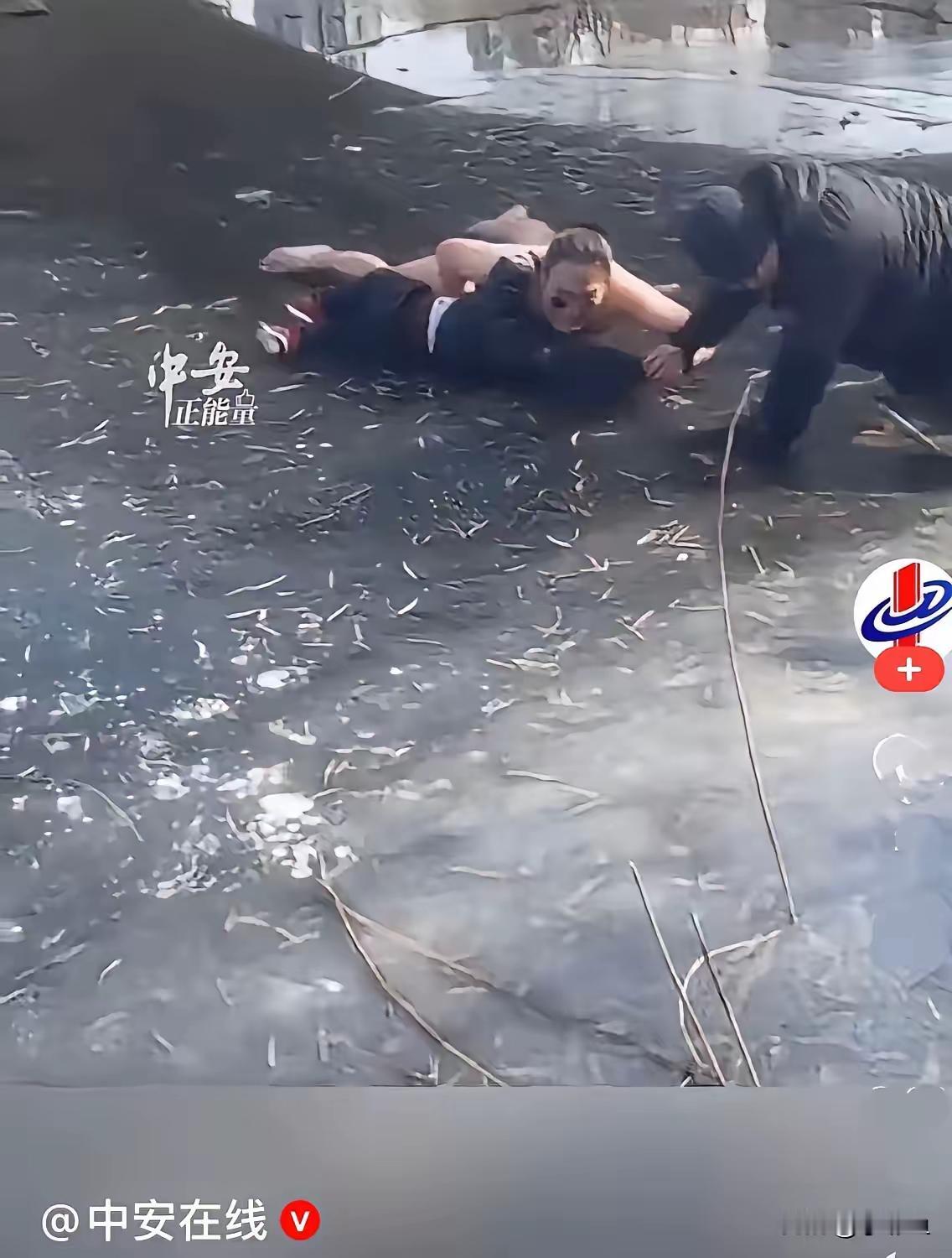 近日，天津一男童不慎从冰面落入冰水，身边没有家人，一大姨看到了，急的喊人，一对夫