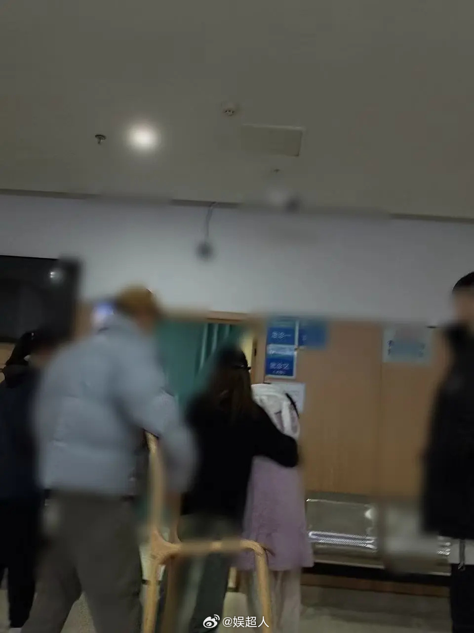 曝李一桐深夜进医院 李一桐熬夜拍戏进医院了…网友偶遇了李一桐深夜现身医院，甚至需