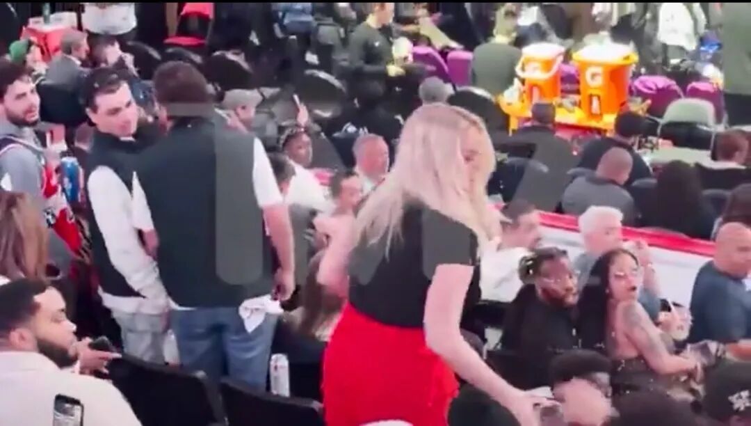 上任不到一天的美国务院新闻顾问，在NBA观众席与他人争执并互泼饮料，现已辞职