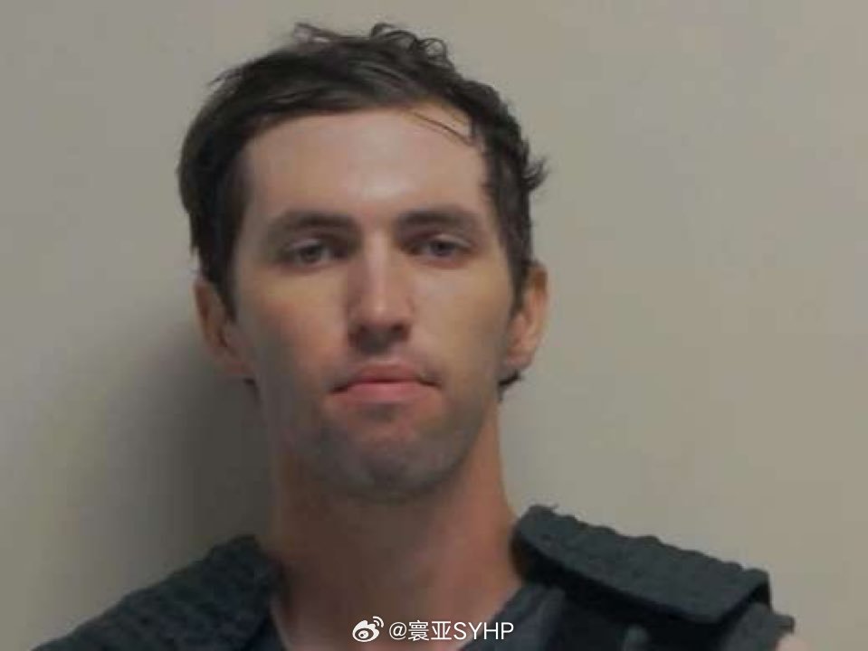 柯克枪击案嫌疑人被拘留美国官方公布泰勒·罗宾逊被抓后的照片。 ​​​