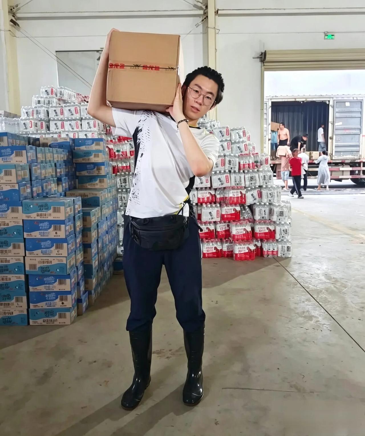 上海两名18岁高考生放弃毕业旅行，千里奔赴广西救灾
 高考结束，绝大多数十八岁的