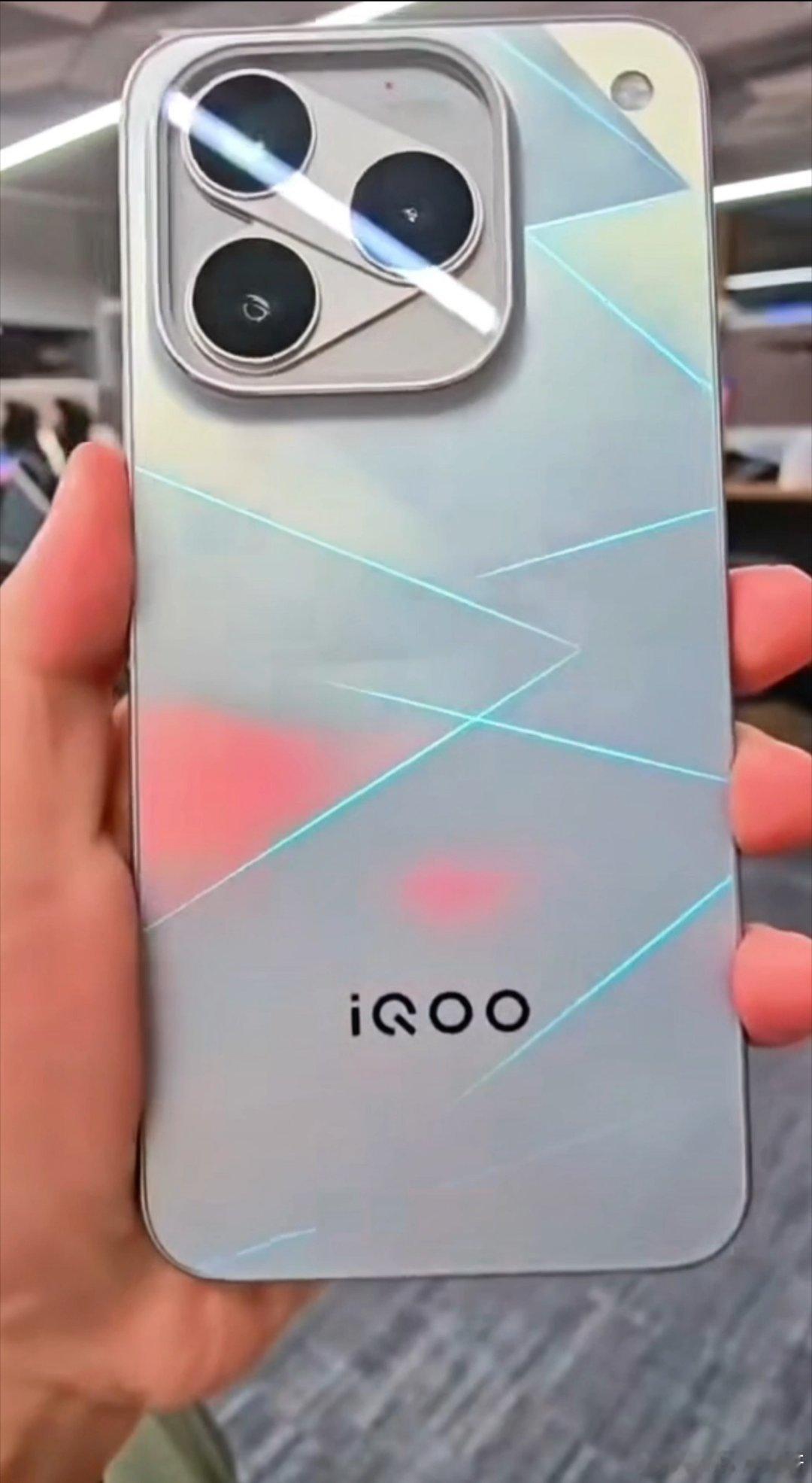 疑似 iQOO 16 真机 AI 图曝光iqoo[超话][震惊][震惊][震惊]