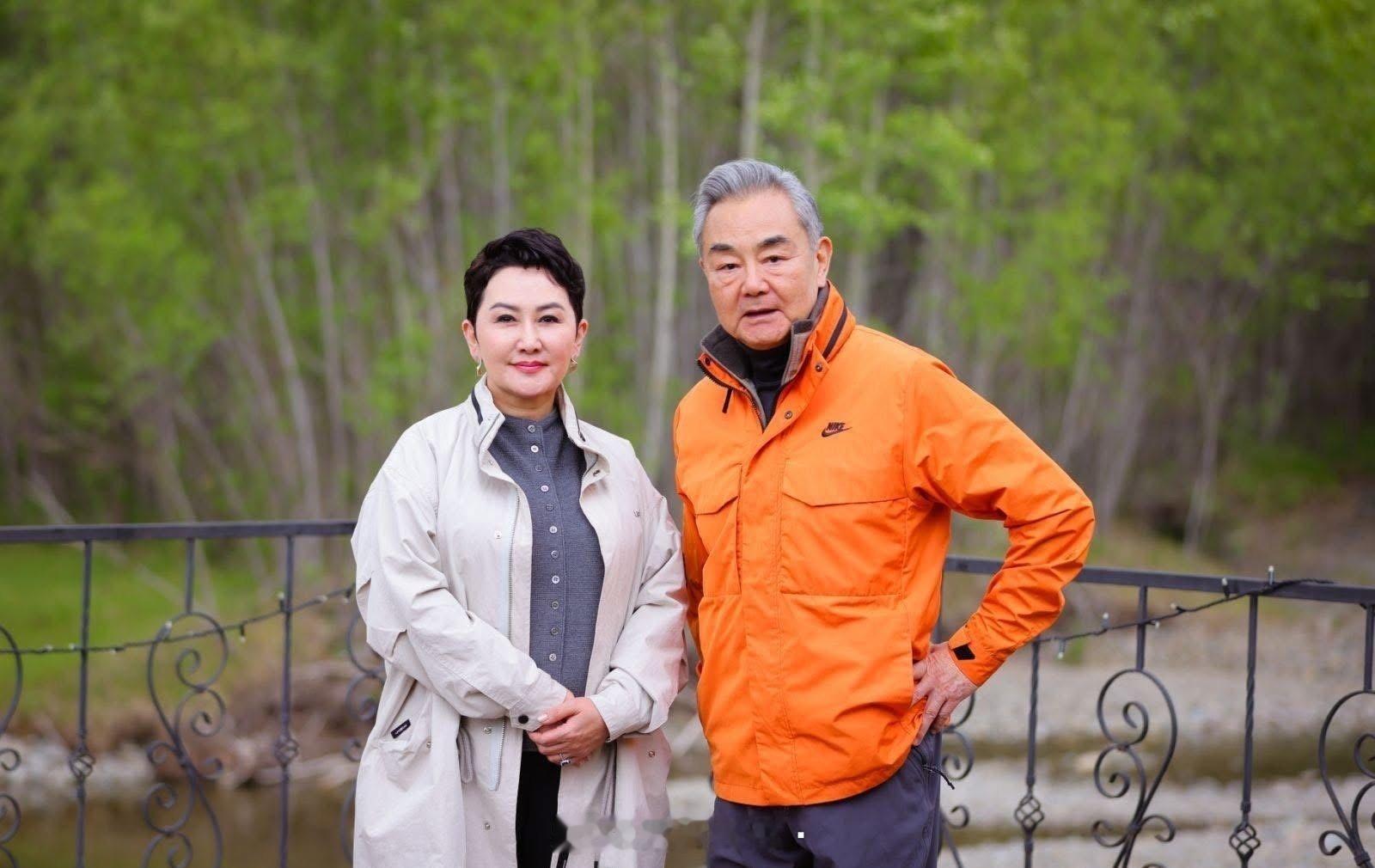王毅王毅外长在蒙古与蒙古外长巴特策策格一起种下一颗友谊之树！ 