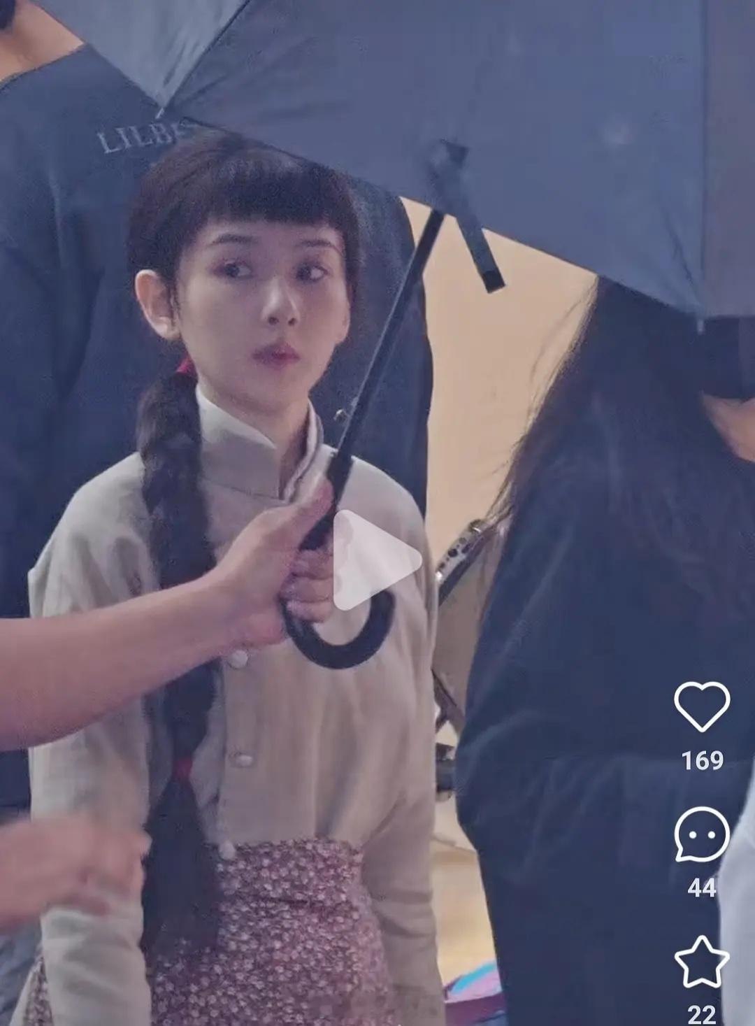 宋祖儿这个造型好像是角色伪装 要执行什么任务？现在很多95花都撑不起眉上刘海了 