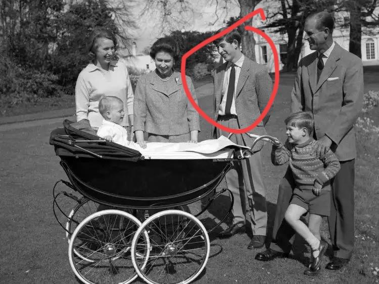 对于父母的偏爱，查尔斯一直有所怨言，为何？
因为他的内心敏感阿脆弱，小与父母在一