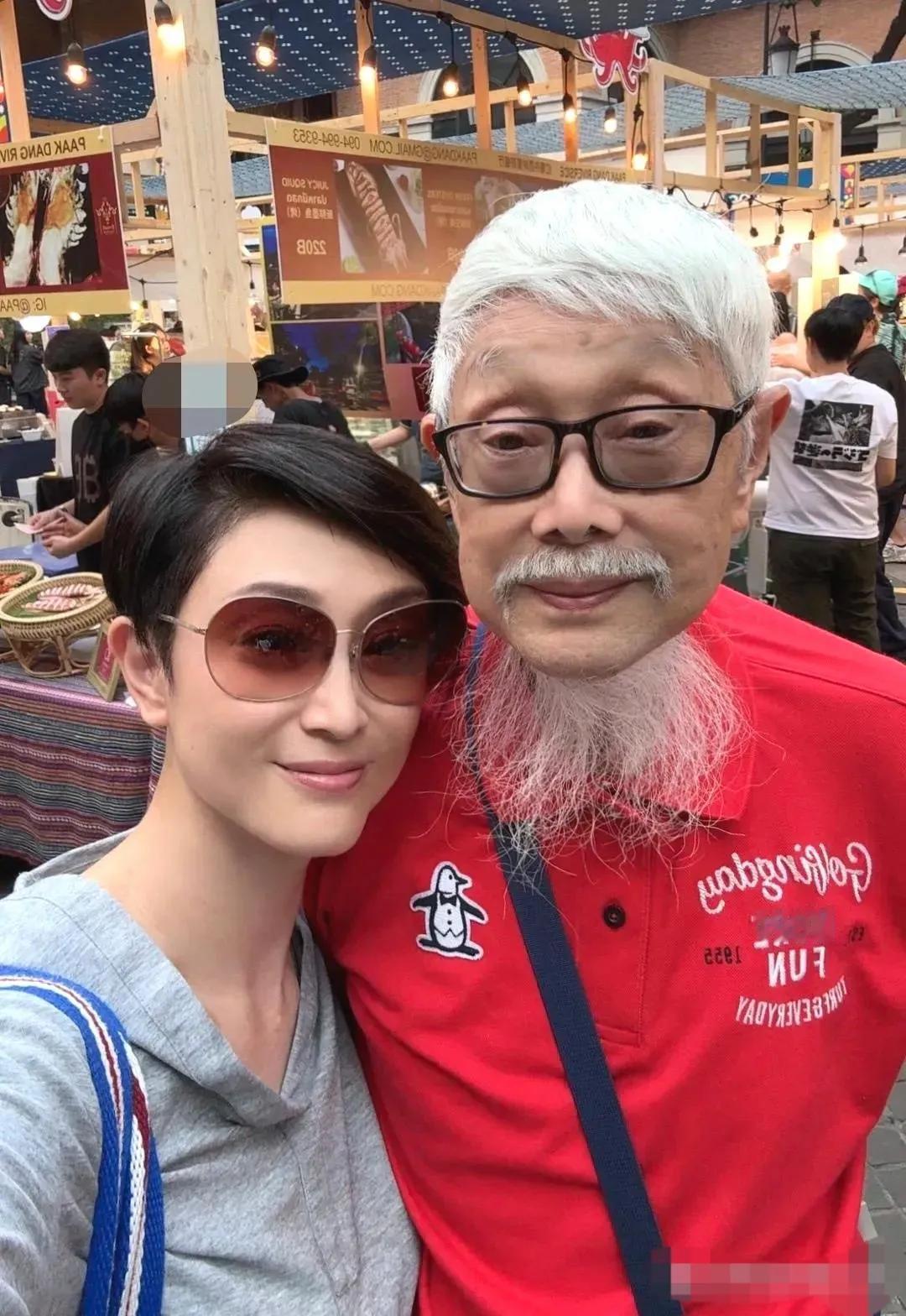 前段时间，陈法蓉在社交平台分享了自己与父亲的合影，老父亲今年已经88岁高龄。但状