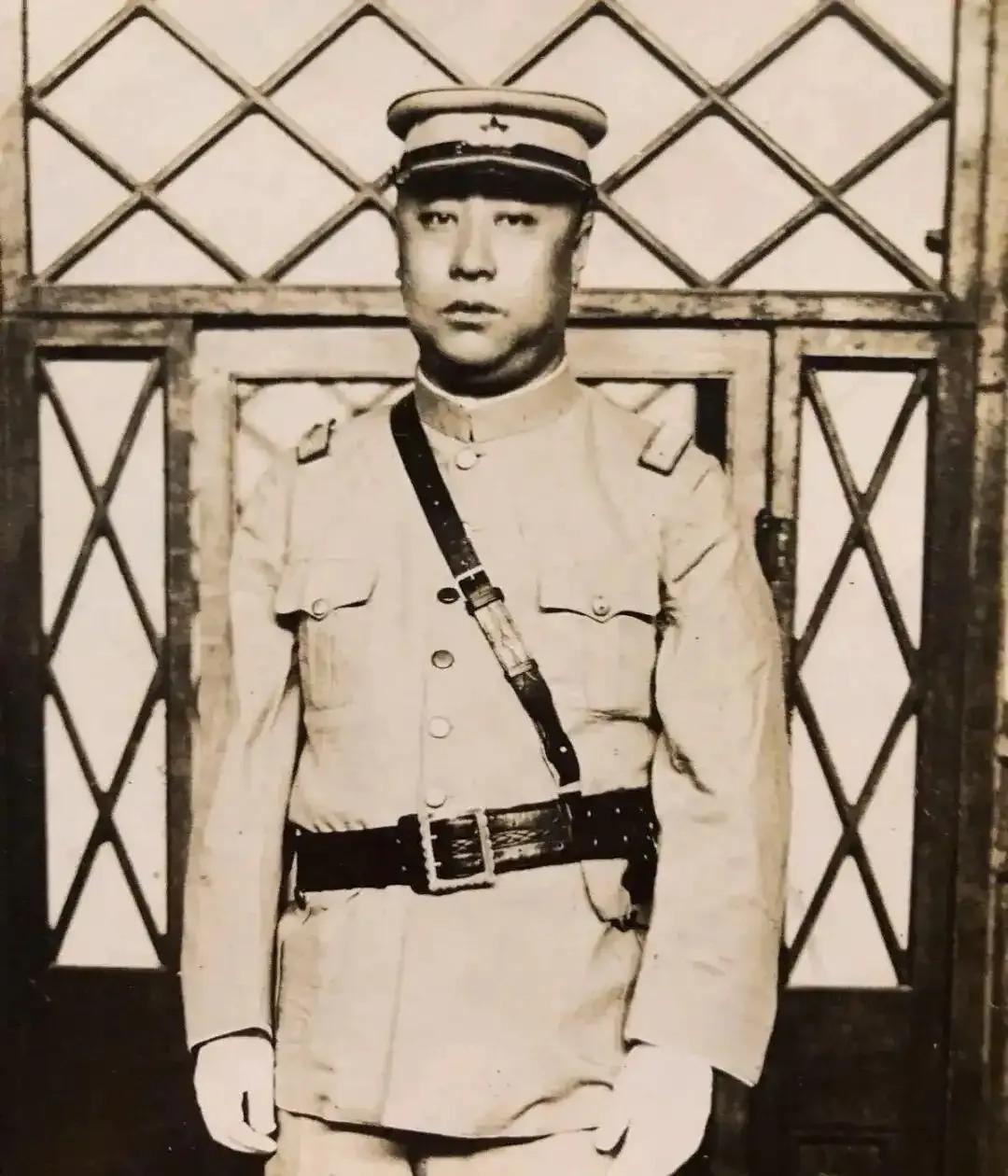 1929年1月10日，沈阳大帅府老虎厅。

两声枪响，奉系"小诸葛"杨宇霆倒在血