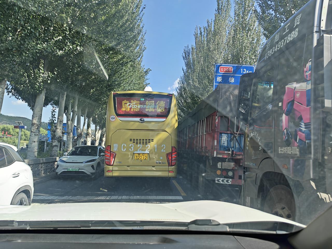 榆林市242国道绥德段，拉煤的大货车一辆接一辆，这么多的货车🚚，出行极不方便，