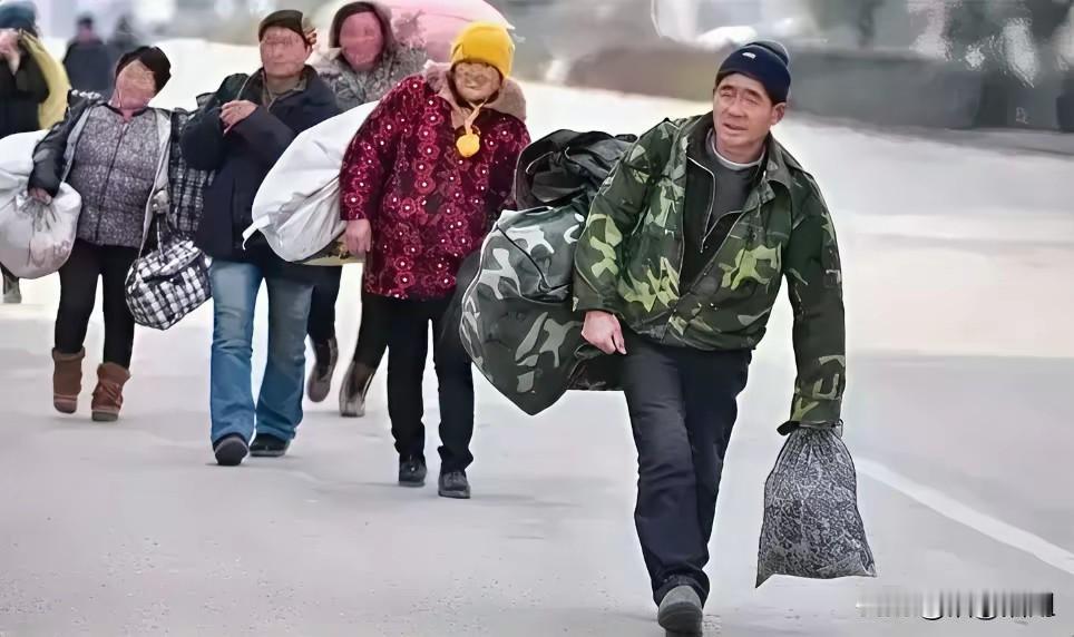 打工日子虽然苦

每天都能有收入

在家坐着很轻闲

没有收入难糊口

只有离家
