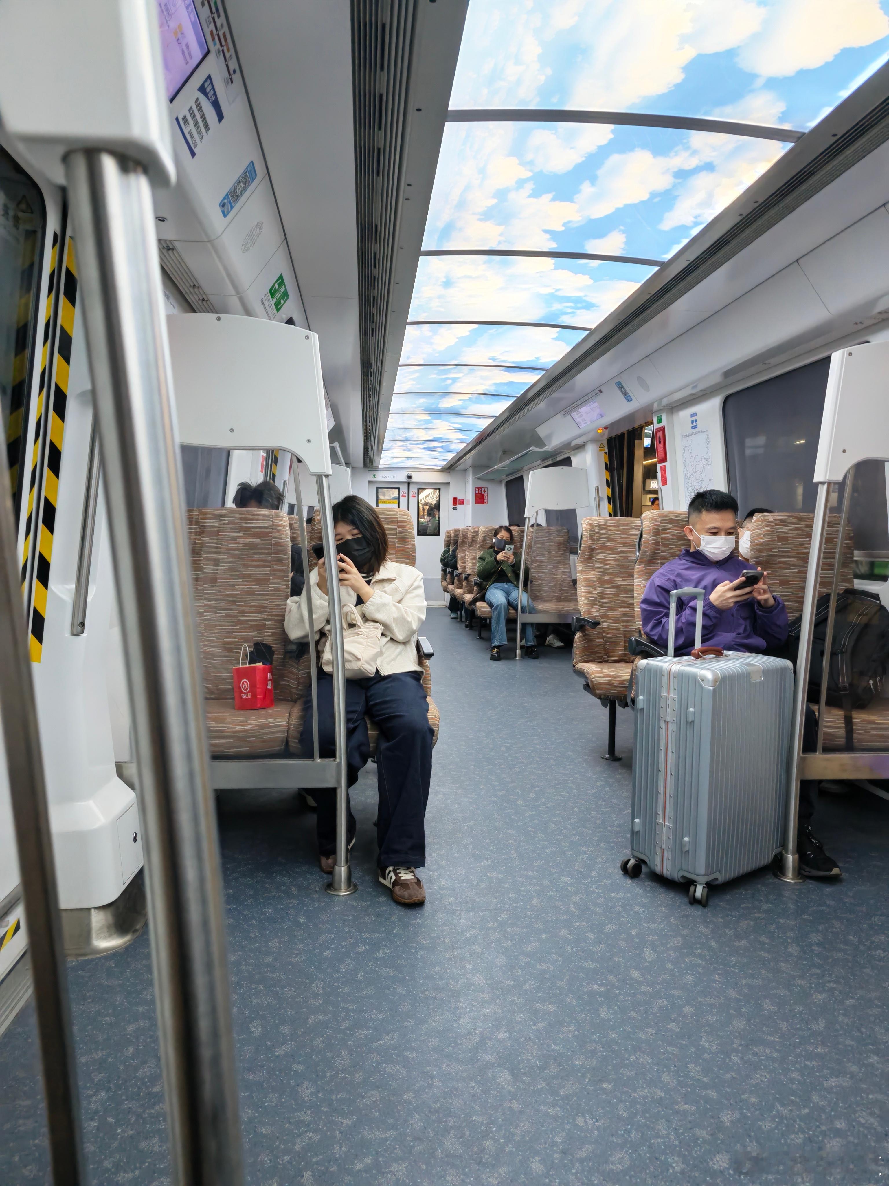 体验下地铁商务车厢从车公庙坐地铁去深圳宝安机场你们猜猜票价是多少？盘哥闲聊