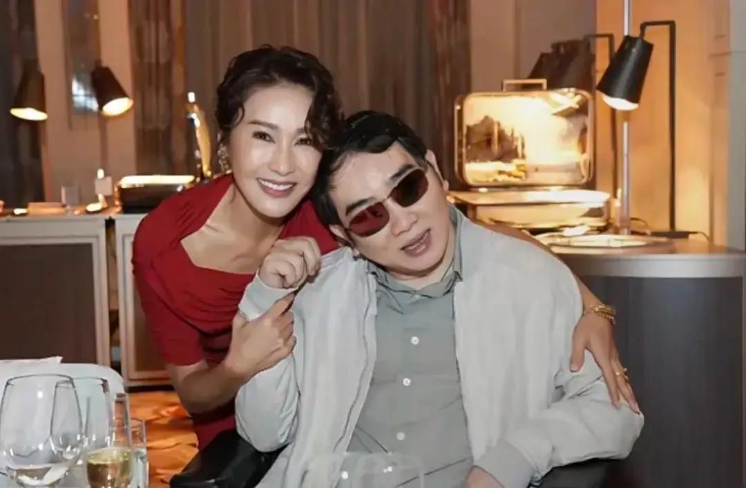黎姿弟弟黎婴当下的状态真的不算差，脸上有肉，宽下巴，看着就是一个很健康，很长寿的