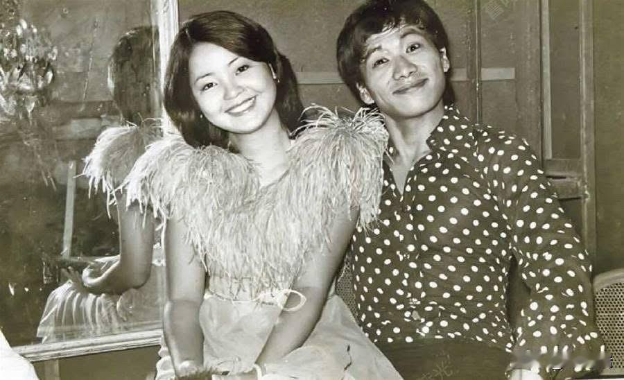 邓丽君和凌峰。年轻时的凌峰也蛮帅。

凌峰曾多次在公开场合（包括电视节目）带来这