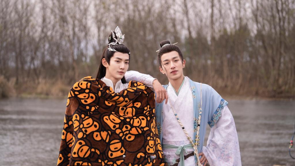 《长月烬明》已经更新到26集了，没想到剧中的男演员李沛恩晒出和邓为现场花絮照。让