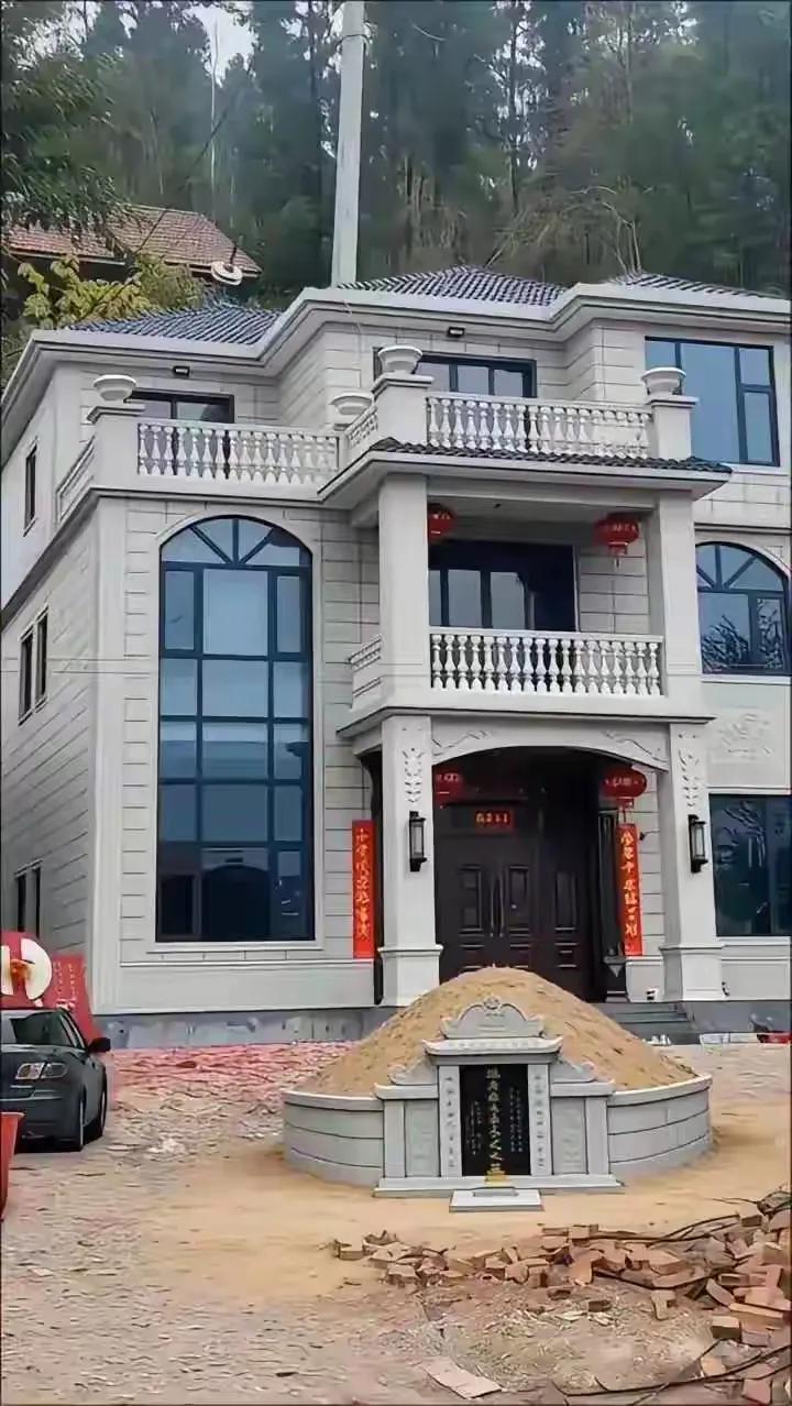 住这样的房子，晚上能睡得着觉吗，这家人的心真大啊。