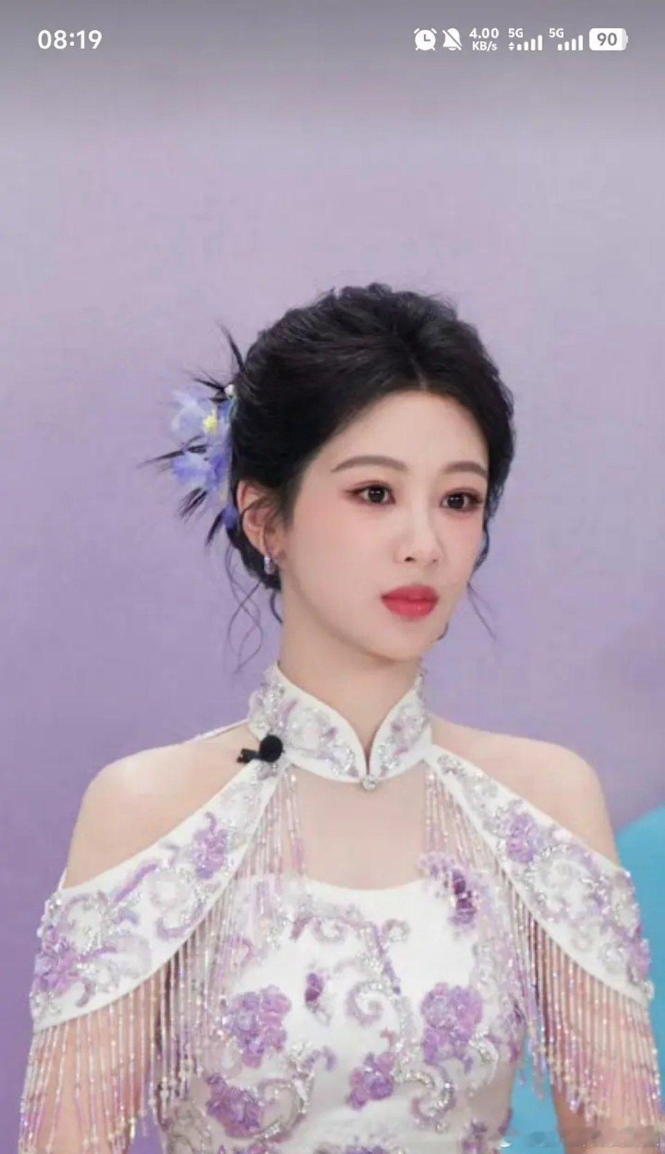 直播的美颜滤镜功能很牛的，，，刚刷到一个做团播的女生，，，脸上刷的跟抹了腻子一样