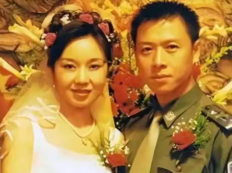 邹伟出身军人家庭，军校毕业后成军队骨干，与闫妮结婚生女后，因闫妮事业忙聚少离多，