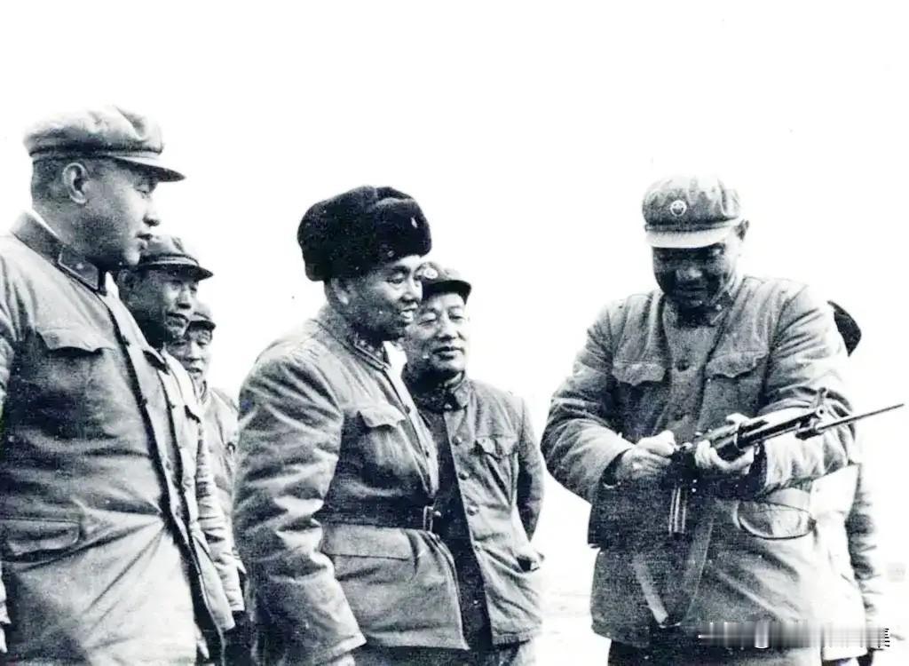 上世纪六十年代后期，时任南京军区司令员许世友将军（右三）与南京军区政委杜平将军（