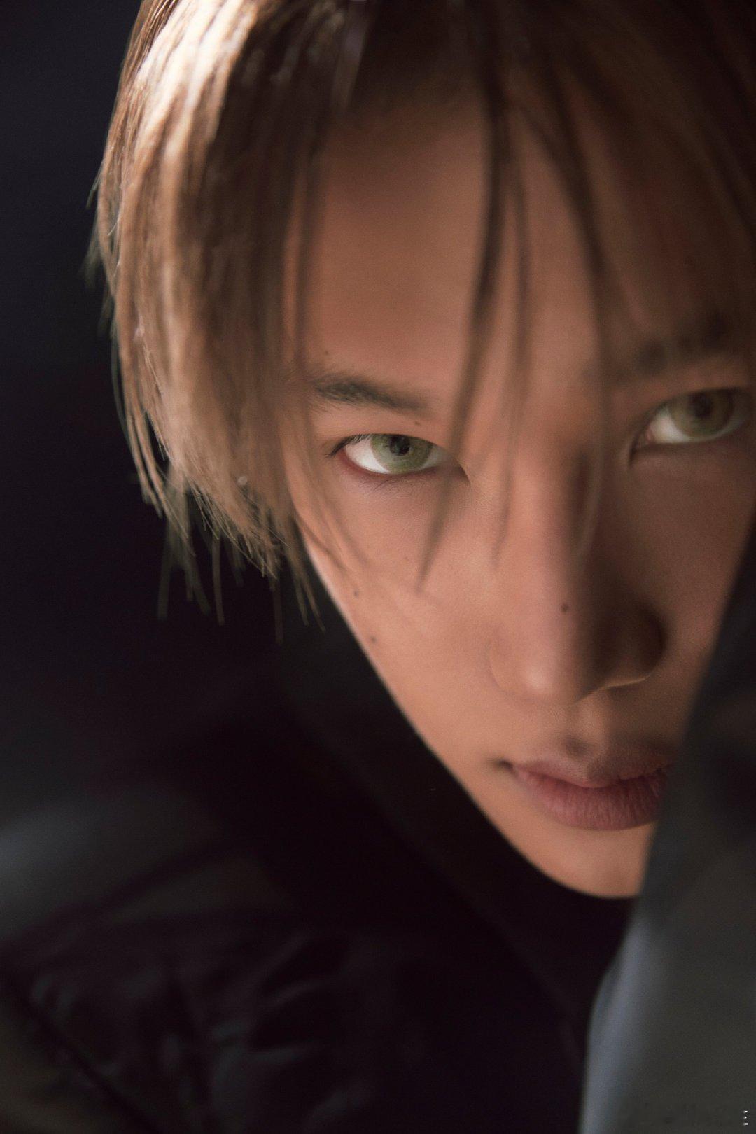 EXO团体预告照已经迫不及待想看到舞台啦！回归主题是重启超能力宇宙。寓意团队在经