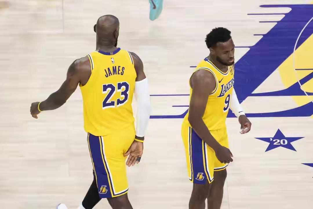 肯纳德得到27分，把里弗斯的顶薪合同打没了，湖人会主要考虑续约他。
一、湖人的到