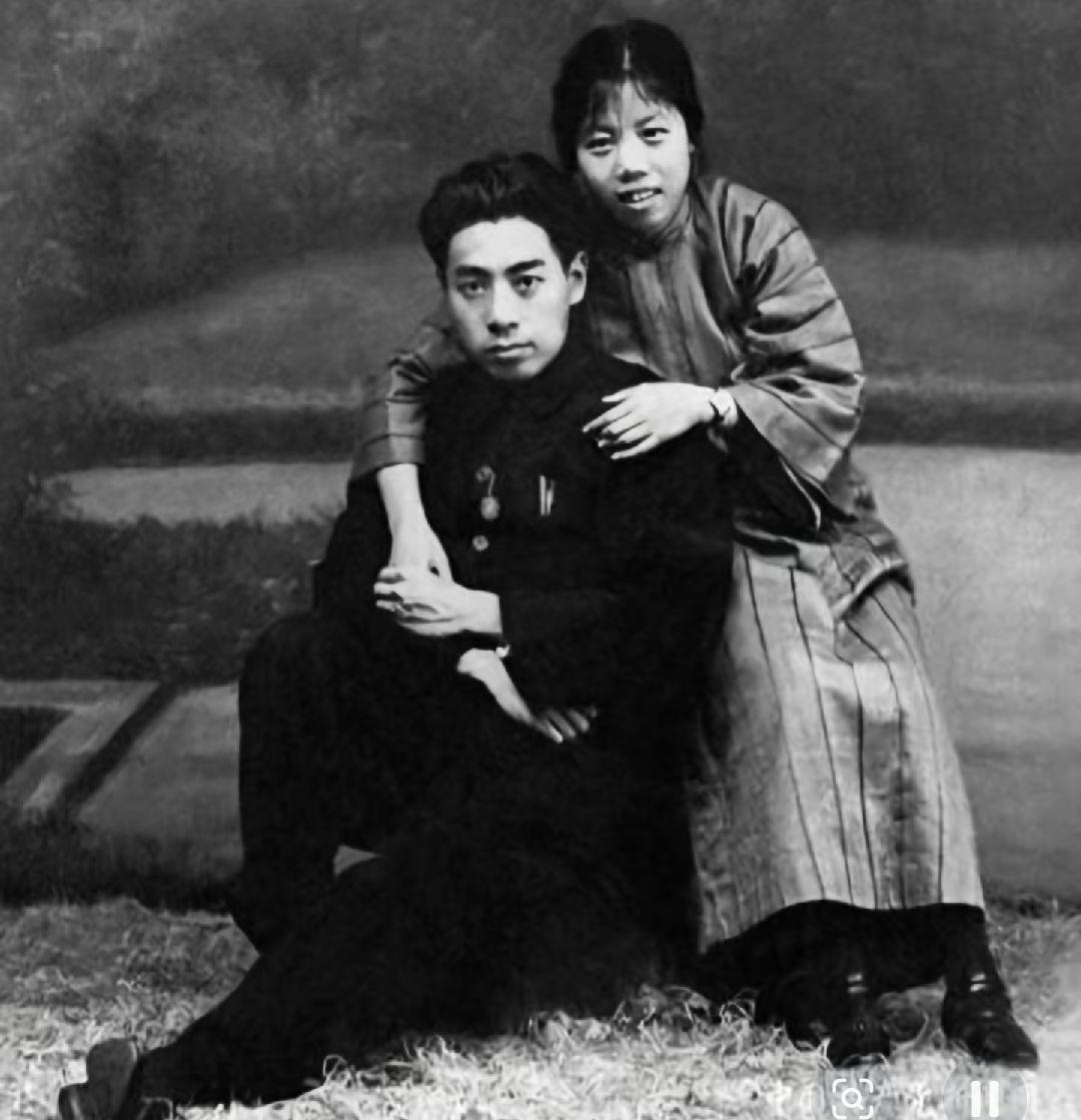 1925年，周恩来在广州，邓颖超从天津来到广州，两人结为革命伴侣。这张照相馆合影