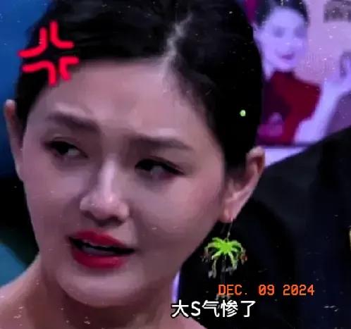 大曲线，气惨了！她看到汪小菲过得幸福，自己还得为那房贷发愁，这下心里更是不舒服，
