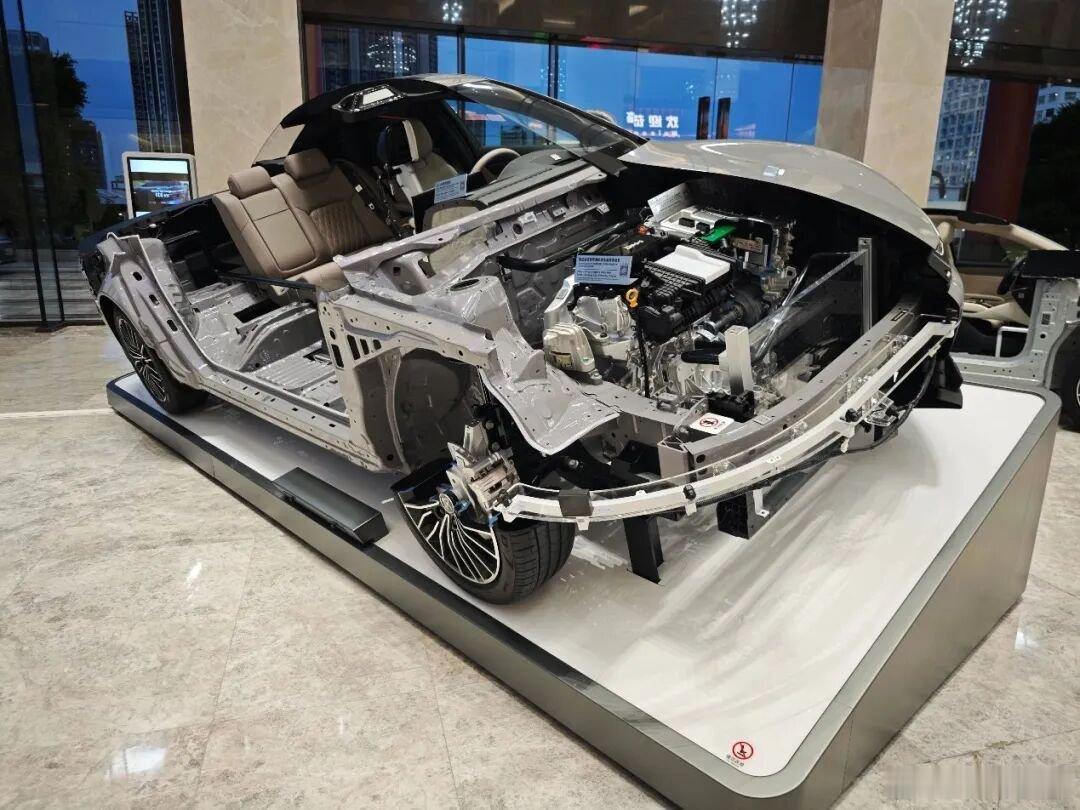 电车是时候交养路费了现在油费逐渐上涨，油车压力确实挺大的，当初免减就是为了扶持新