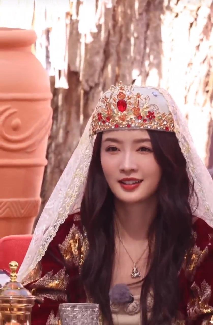李沁到哪儿都得干农活咸鱼飞升能明显看出李沁干农活很用心！和群里看到的形象不一样，