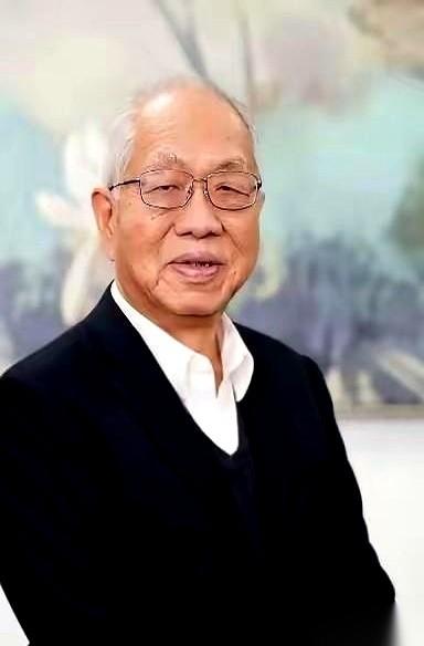 “落后美国80年。”
看到这几个字的第一秒，我甚至想顺着网线过去掀桌子。
开什么