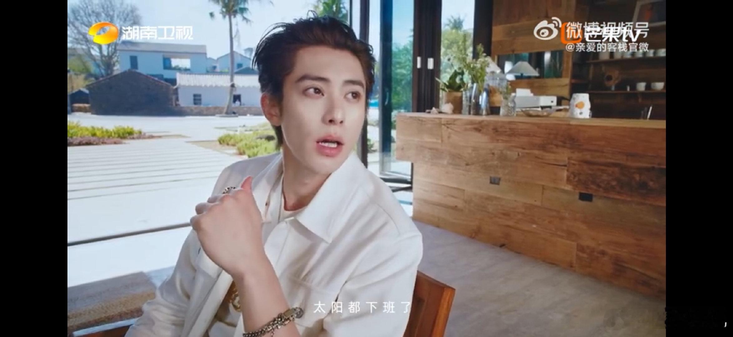 王鹤棣王鹤棣员工翻身当老板亲爱的客栈第一次当老板又怎样，王鹤棣照样气场全开。 