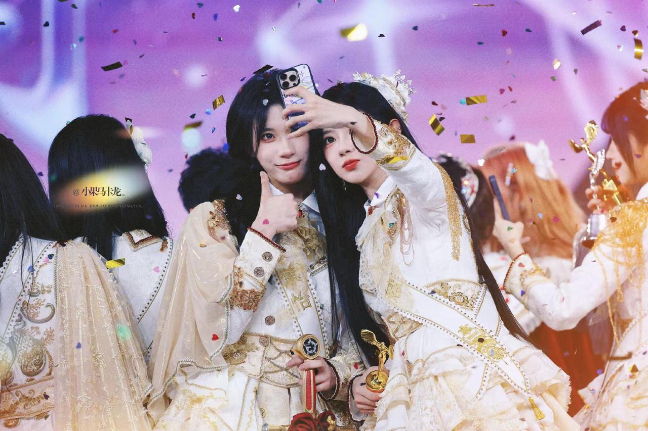 女孩们和散场彩带✨✨✨。台上闪闪发光的小姑娘