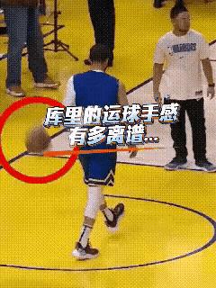 库里球感太强了，一个简单的运球就能知道球场地板出了问题。
库里热身的时候，一次平