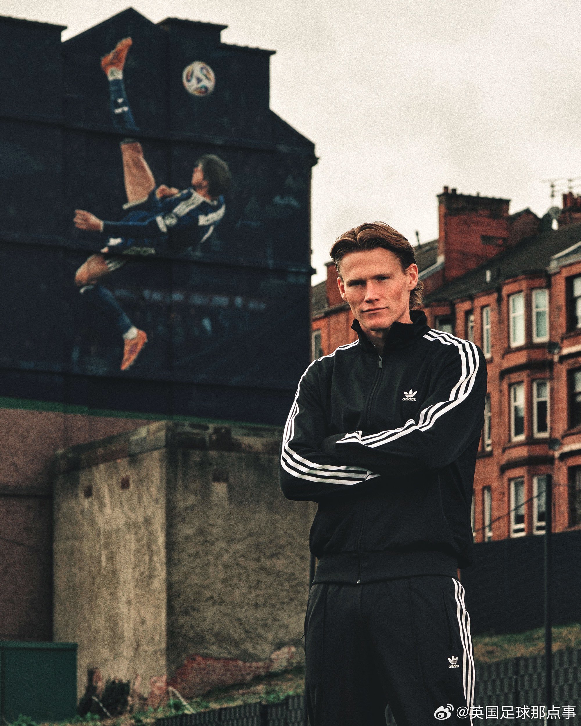 麦克托米奈与自己的倒钩壁画合影🏴󠁧󠁢󠁳󠁣󠁴󠁿🥶 