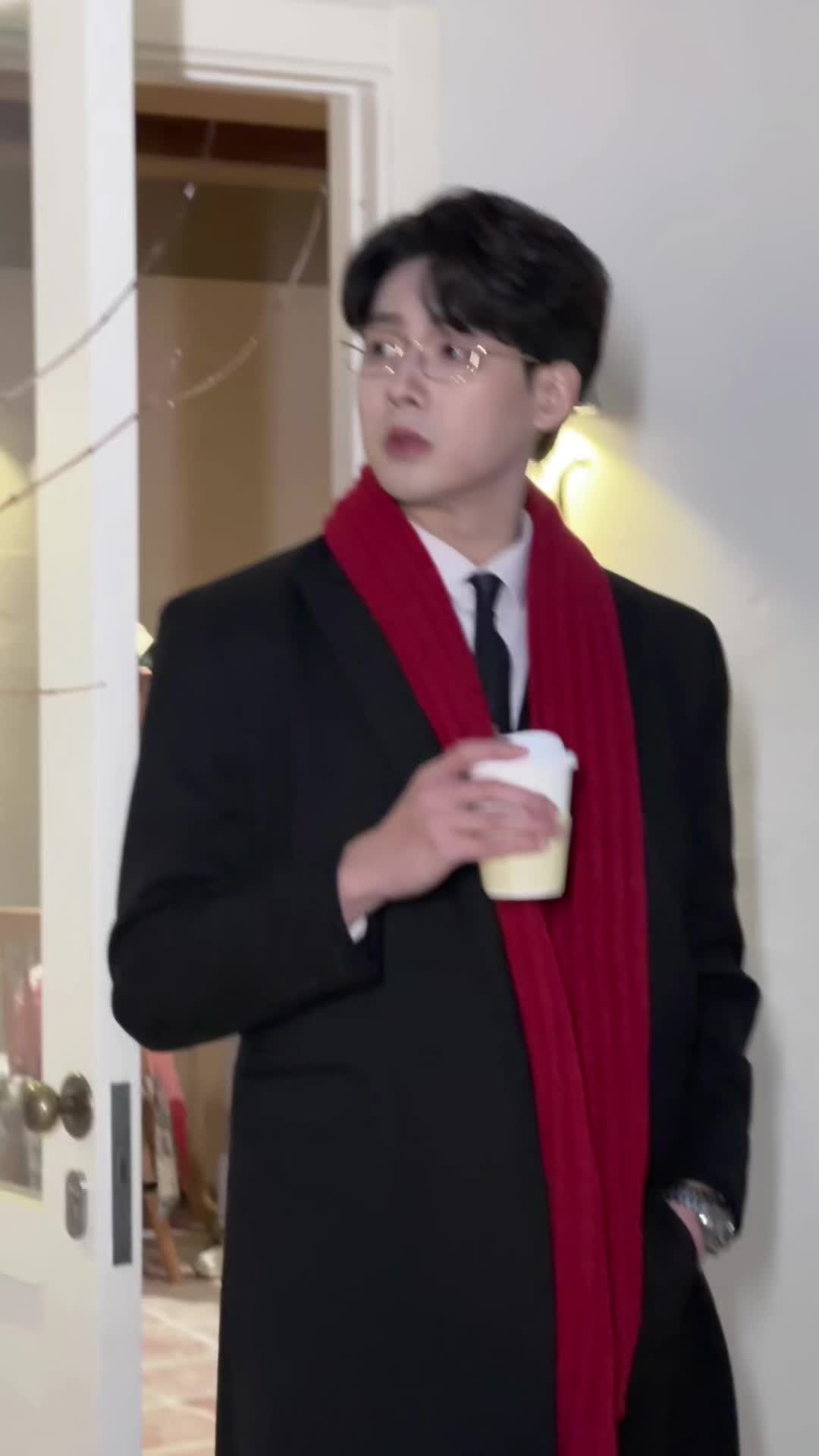 时常克制自己幼稚的心，生怕演不好这个形象