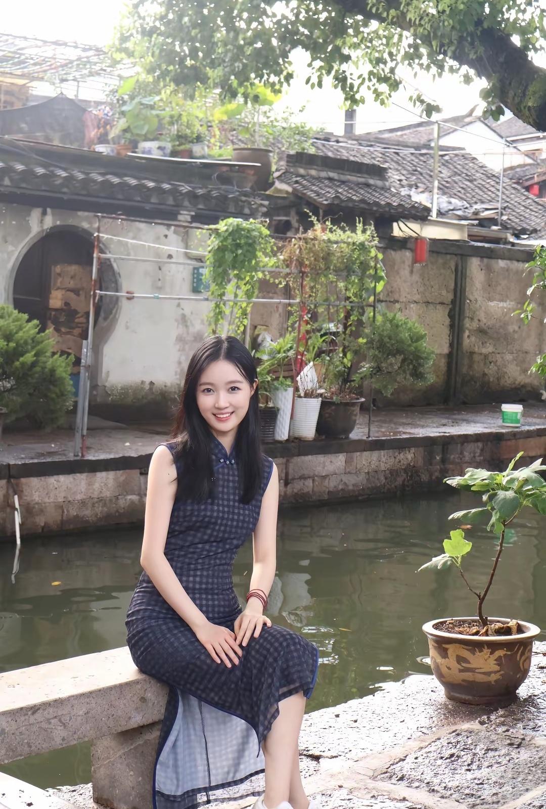 我的邻家小妹，年方十八可不可爱？旗袍怎么样拍照有韵味
