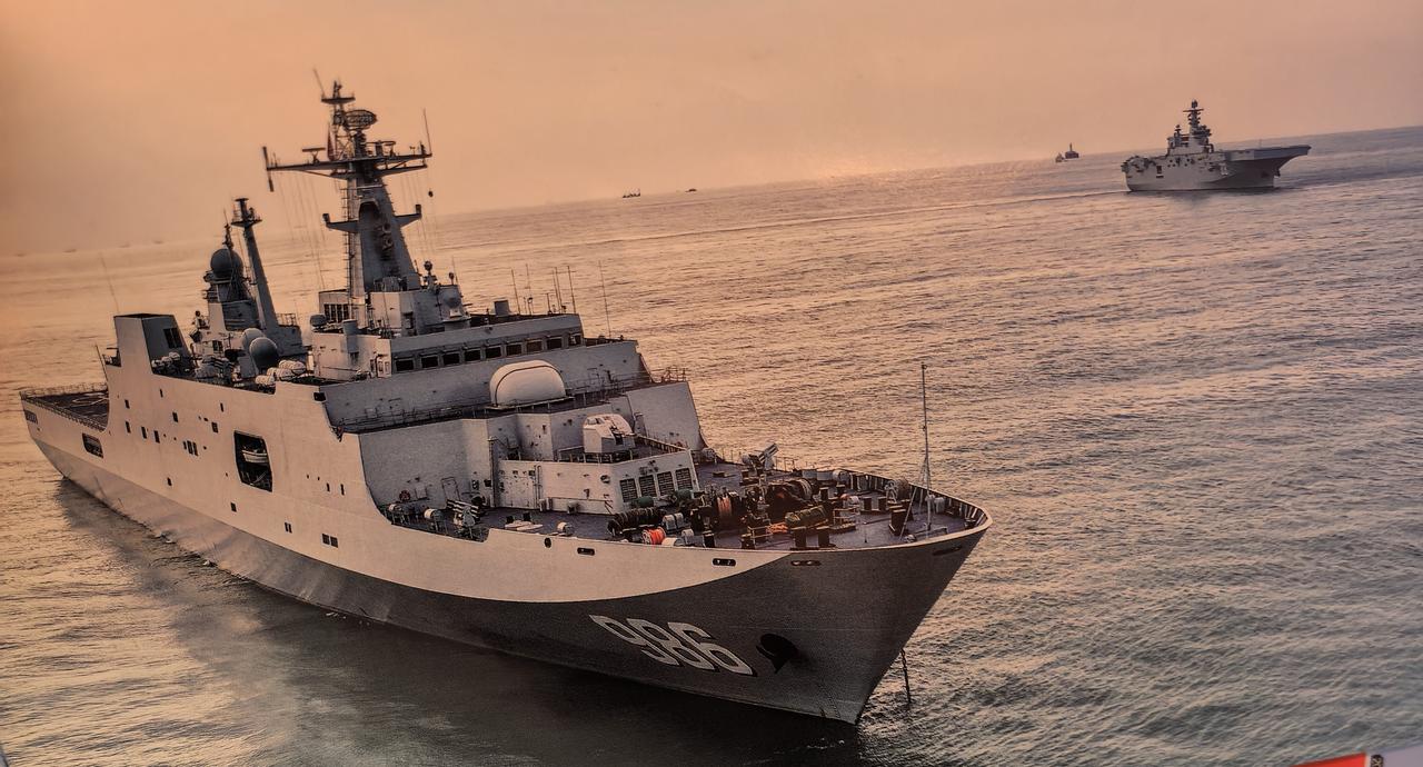 海军两栖编队正在航行中，071级四明山号上的激光武器还没有打开保护罩，向世界露出