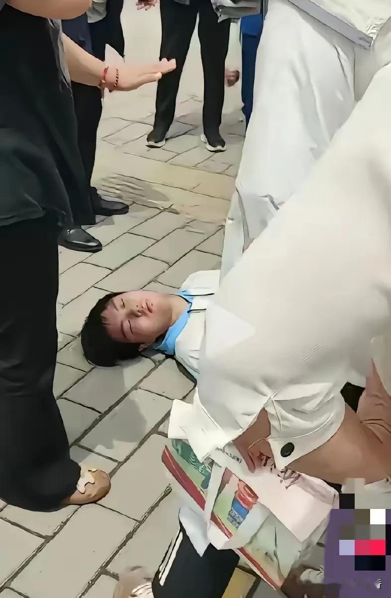 高考结束，考生们仿若脱缰野马，释放方式层出不穷，有人空翻，有人狂奔。然而，有考生