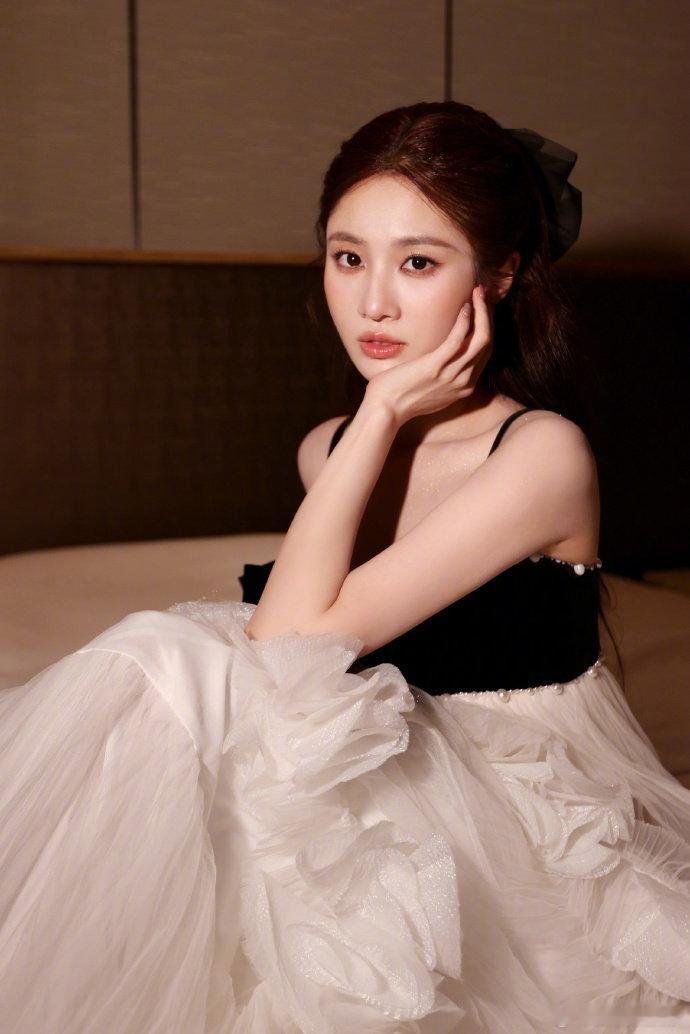 张慧雯同学说她平常不怎么爱说话 谁能想到安静的张慧雯，在乘风舞台上又飒又敢说，反