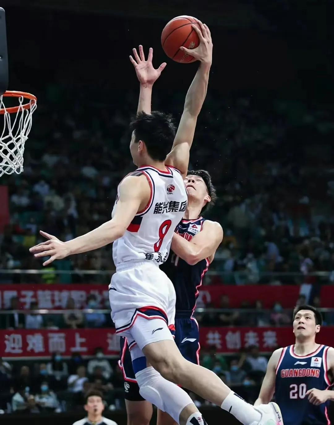 CBA分卫实力榜！胡明轩排第二，3大00后在内，三人男篮核心进步大。胡明干、徐杰