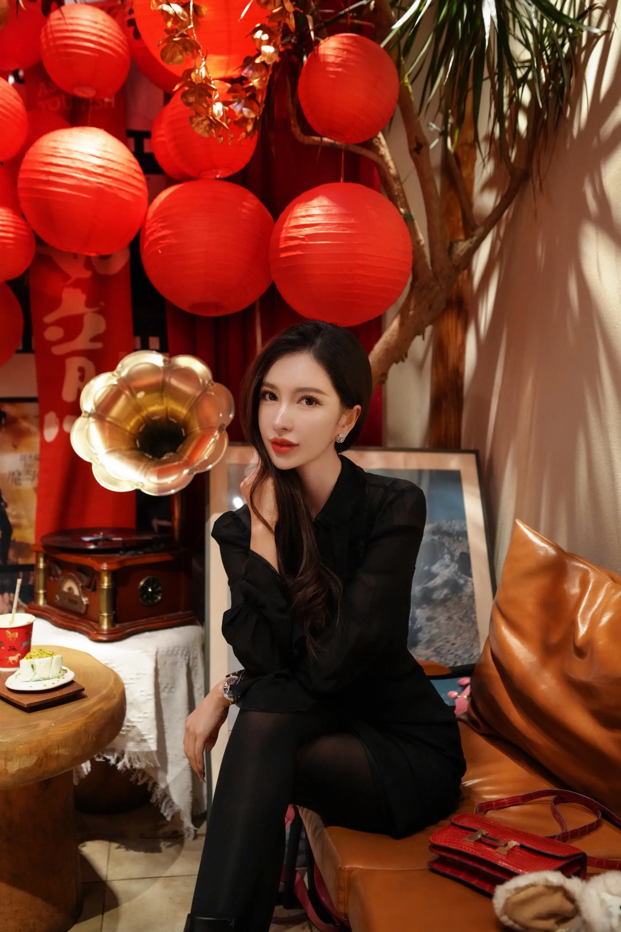 春风渐暖，龙已抬头 红灯摇曳，皆是温柔与欢喜～ 二月二，抬头皆是好光景🏮