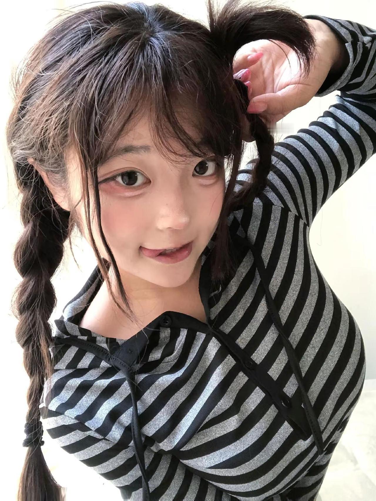 你妈妈知道你在外面有个斜刘海不。斜刘海 古早 双麻花辫