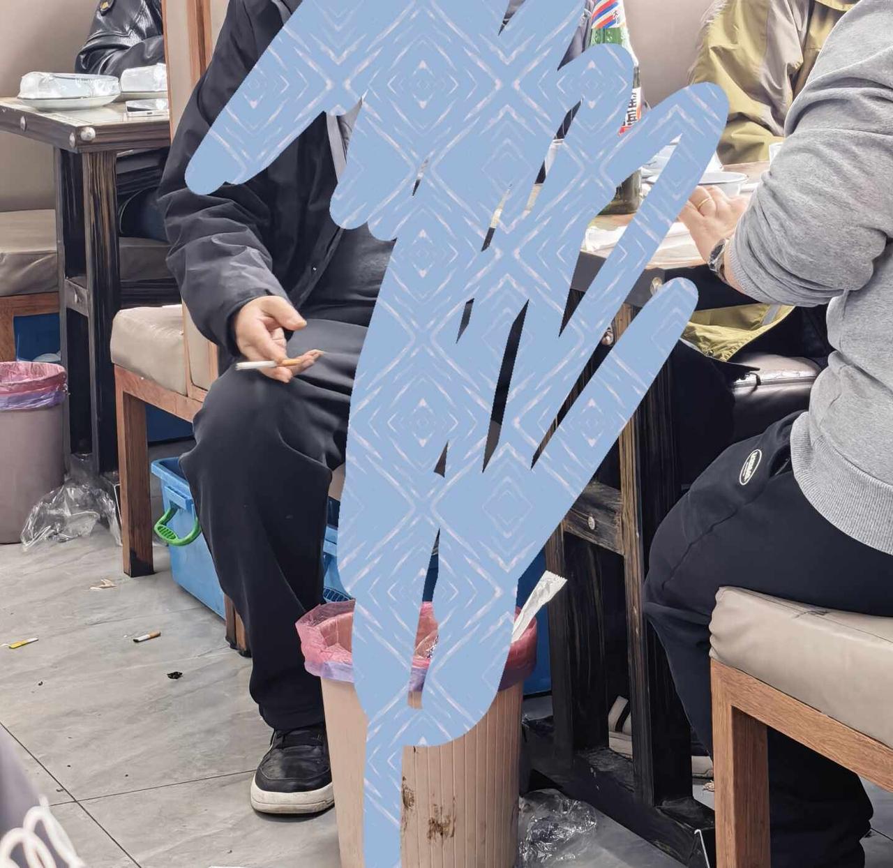 记一次禁烟经历＋经验
去餐馆吃饭 至少看到六七桌抽烟的 讽刺的是餐馆贴着几处禁烟