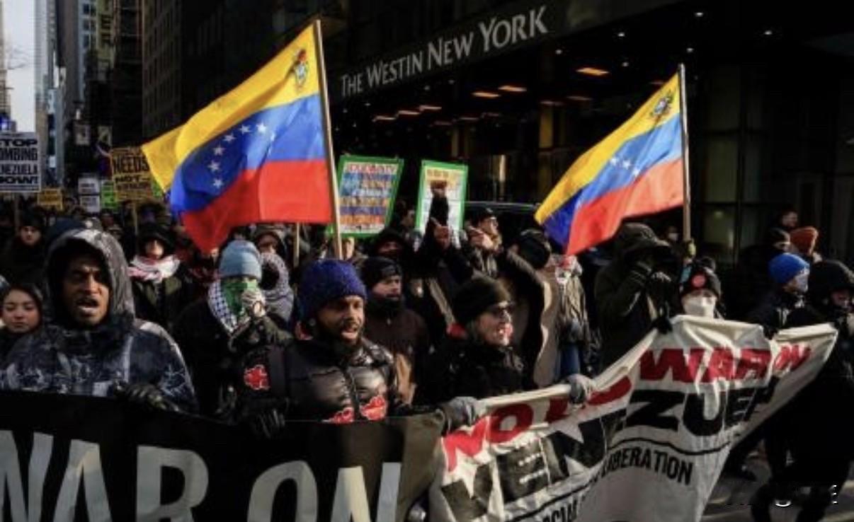 美国国内爆发了一场规模空前的抗议浪潮。超过100个城市，包括华盛顿、洛杉矶、波士