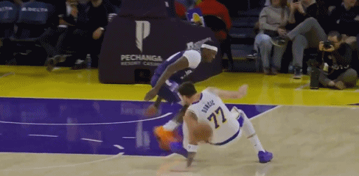 东契奇滑倒后强投压哨3分，三节28分，当世第一人湖人vs国王