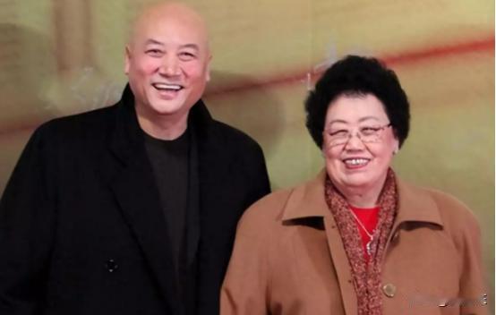 “一开始，我不想娶她。”1990年，迟重瑞曾表示：“实际上，我曾多次拒绝过她，然