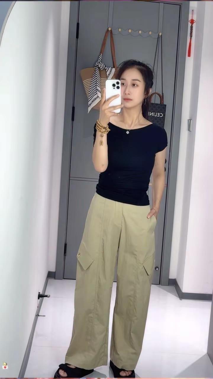 小小家的百变T搭美哒兔的遮跨王工装裤，这套穿搭是我最近出勤率最高的一套～小小10