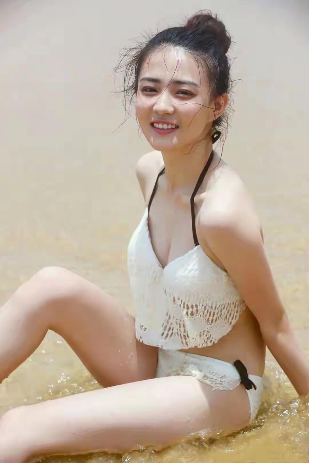 徐璐94年出生在内蒙古呼和浩特，是解放军艺术学院毕业的实力派演员。14岁演《红楼