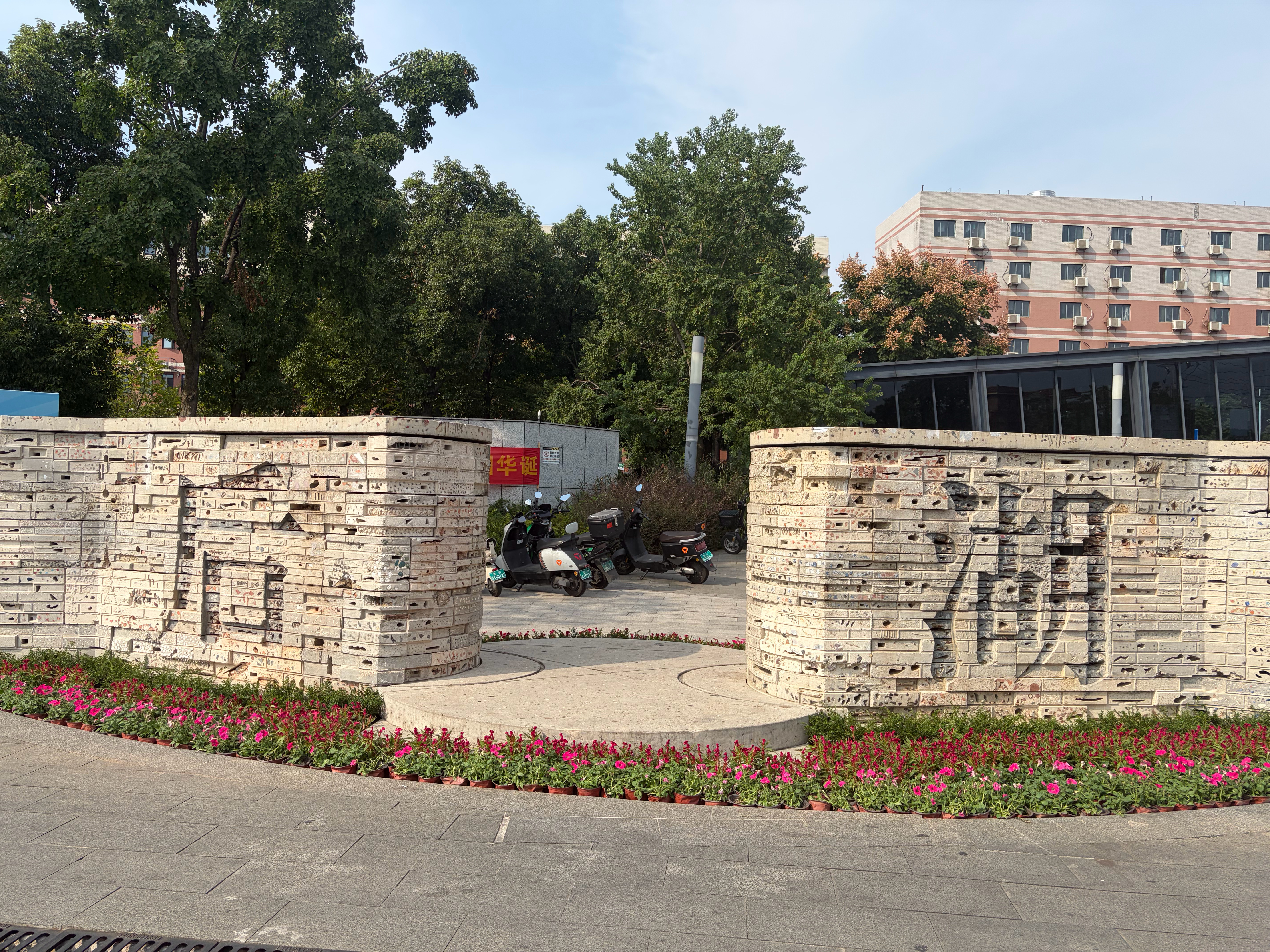 欢脱的小水母带娃出来Citywalk～弟弟和弟妹都想吃螺蛳粉，于是时隔三年再次吃