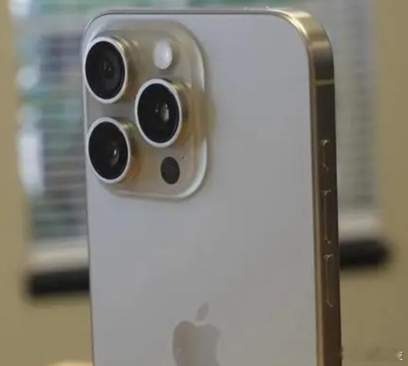#预算7000选折叠屏还是iPhone15Pro#，iPhone 15 Pro固