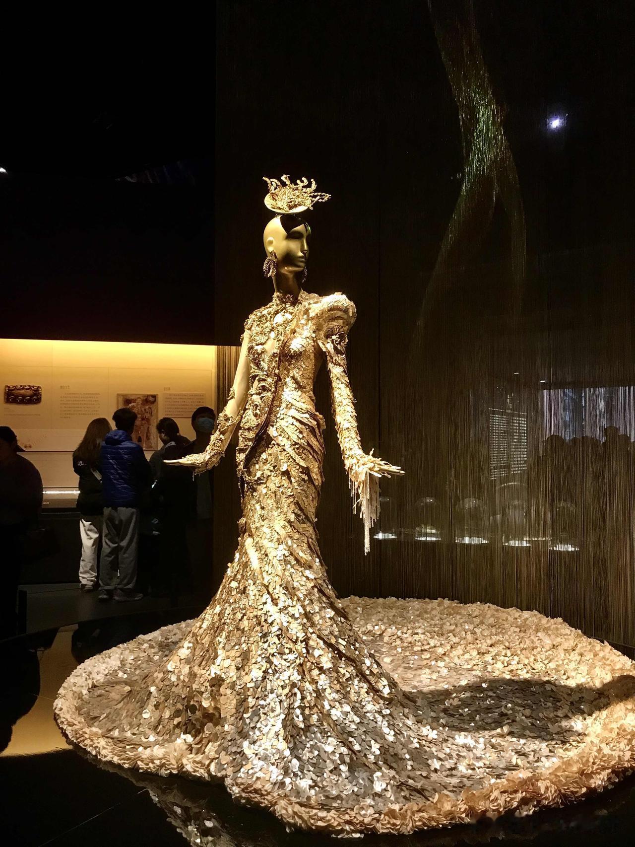 我们上午10:00到达博物馆，跟随导游了解到：

金线，是凝聚人类智慧与审美的艺