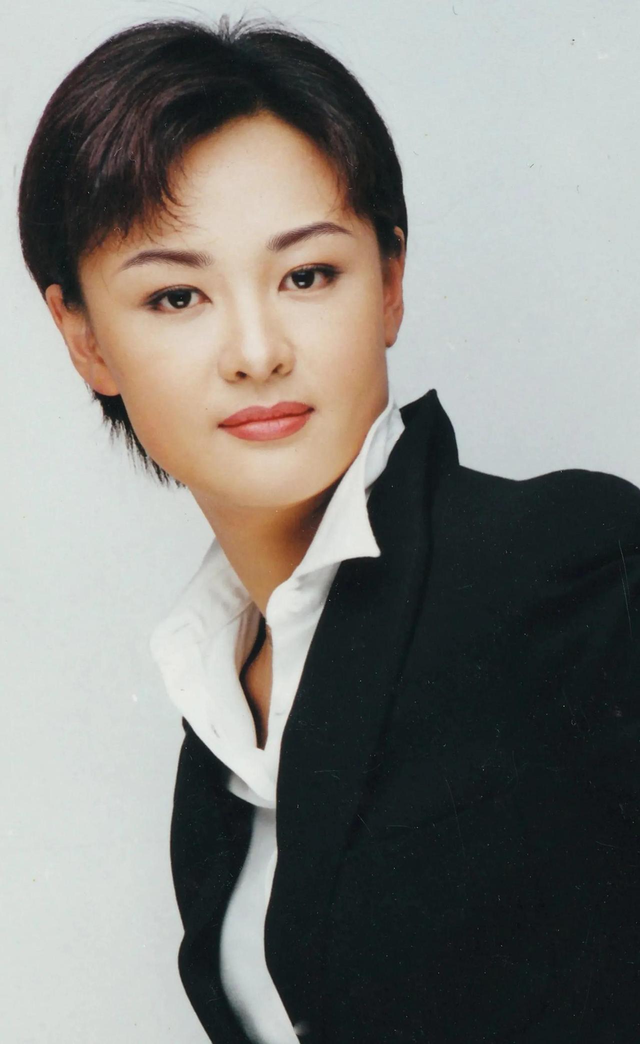 40岁开600万豪车？央视主持人李小萌可不止“嫁得好”这么简单。 有些人只盯着她